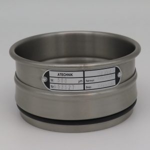 Analysensieb der ATECHNIK GmbH mit 100 mm Durchmesser in der Vorderansicht.